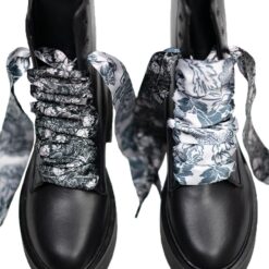 Cordones Planos Estampados Raso Flores Negras - Imagen 3